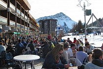 Le Corbier terras met uitzicht op de piste